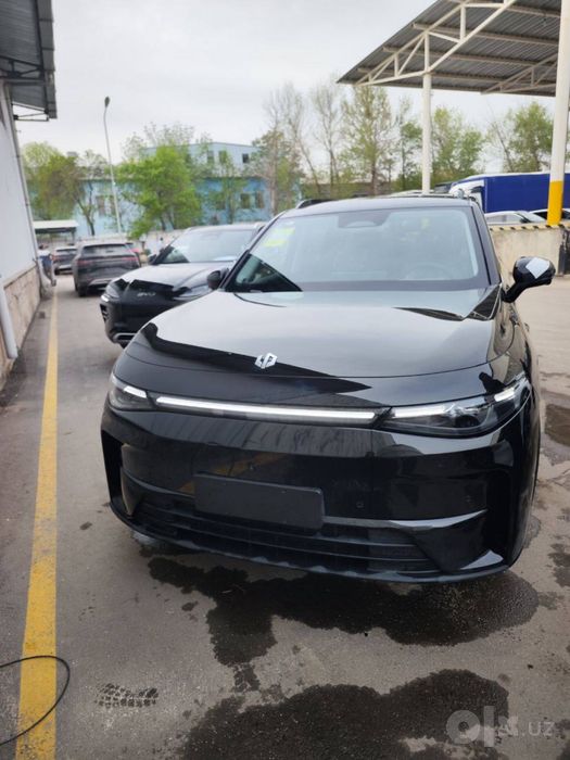 Leapmotor C16 qoraga apelsin qoraga qora natariusga tayyor 2025