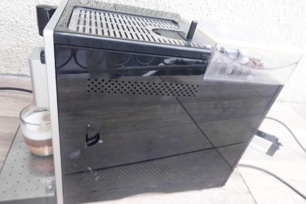 Melitta Caffeo Bistro cu un sistem de spumare lateral cu rotiță