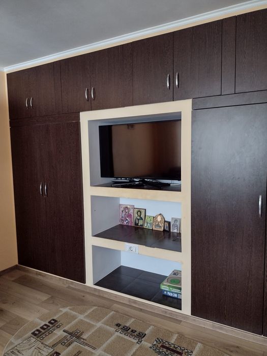 Închiriez apartament cu 3 camere.