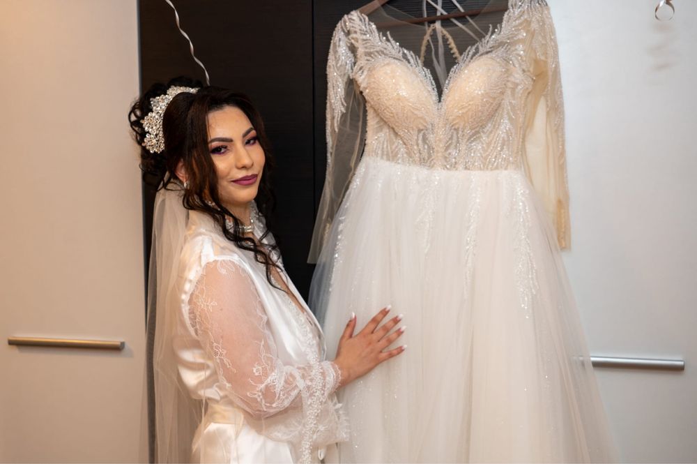 Vand rochie de mireasa!