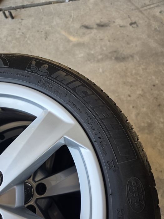 2 Броя 215/55/17 Michelin 6mm