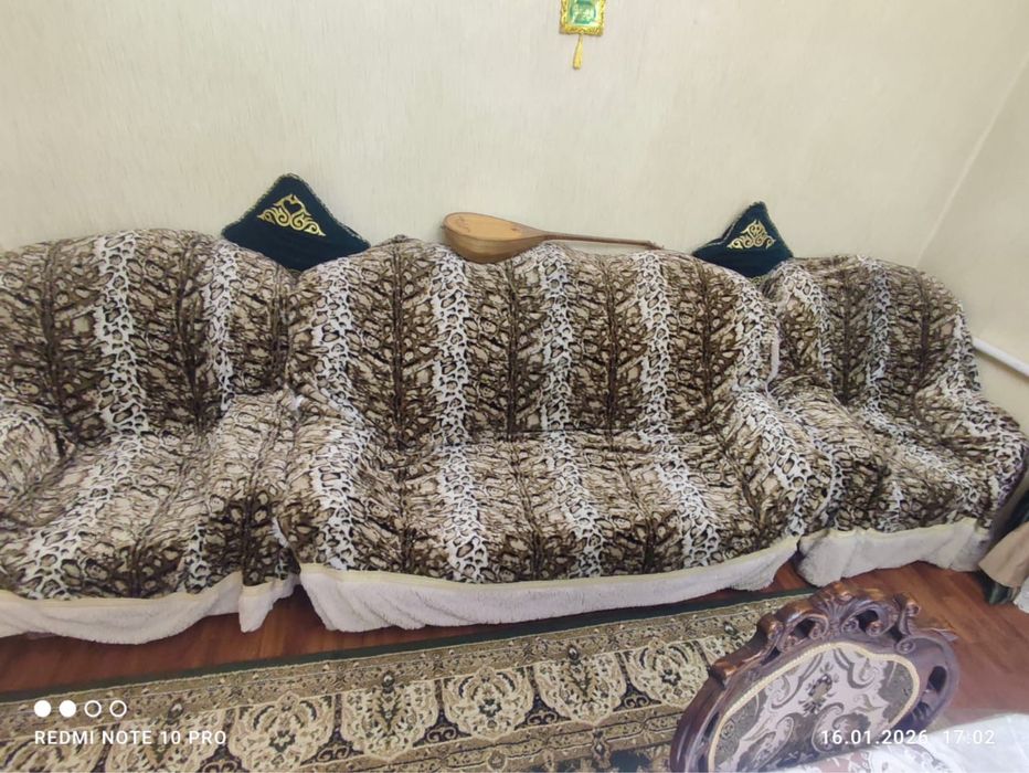 Продам диван с двумя креслами
