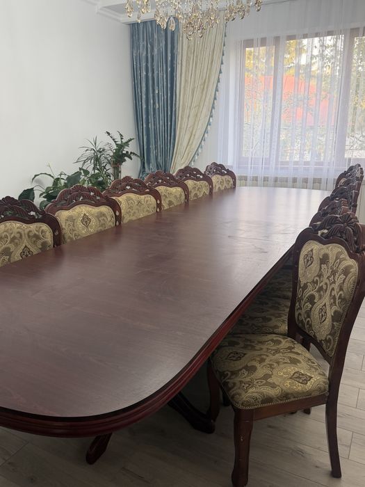 Стол со стульями