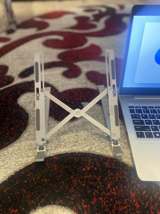 Vând 2 laptopuri 3 tastaturi mousepad mouse suport laptop