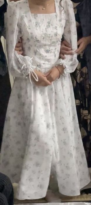 Белое платье с принтом