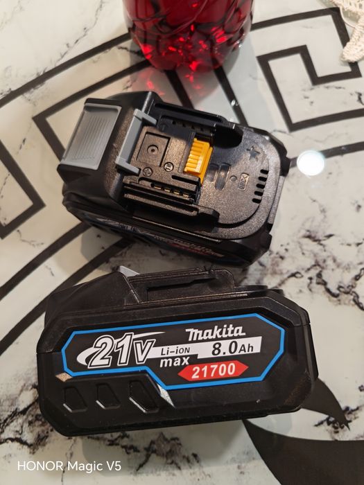 Baterii Makita 8 A celule 21700.