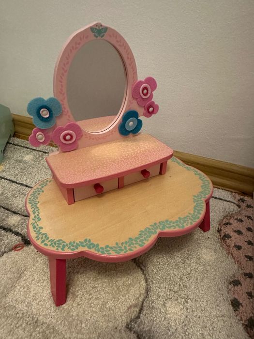 Дървена тоалетна за момиче