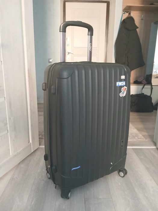 Чемодан для поездрк (20кг)