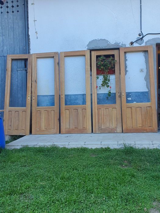 Usi din lemn masiv de stejar