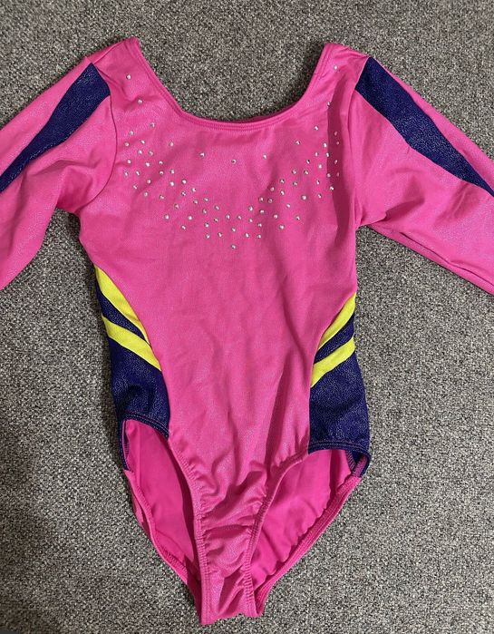 Tricou, costum pentru gimnastică ritmică. Pentru o fetiță de 6 ani.