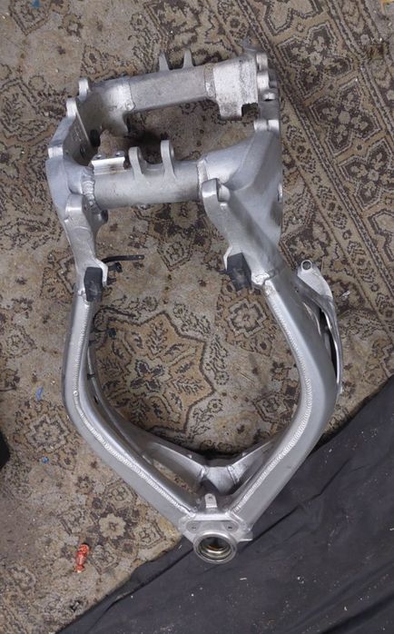 Рама + маятник от Yamaha yzf R6 2002