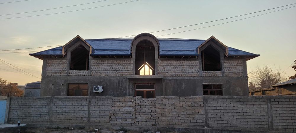 Қарши шаҳар марказидан 2 қаватли уй, яшаш учун ҳамма шароитлари бор