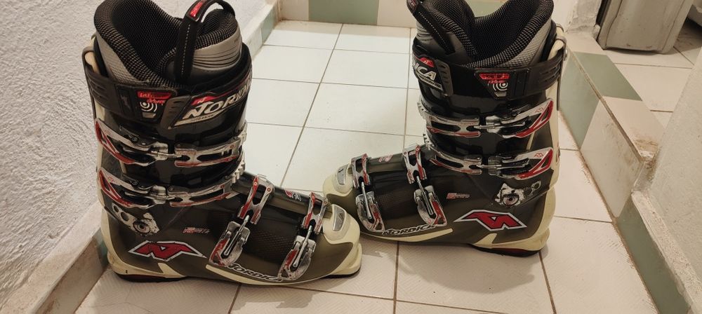 Ски, щеки и обувки