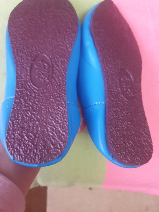 Papuci din piele naturala.