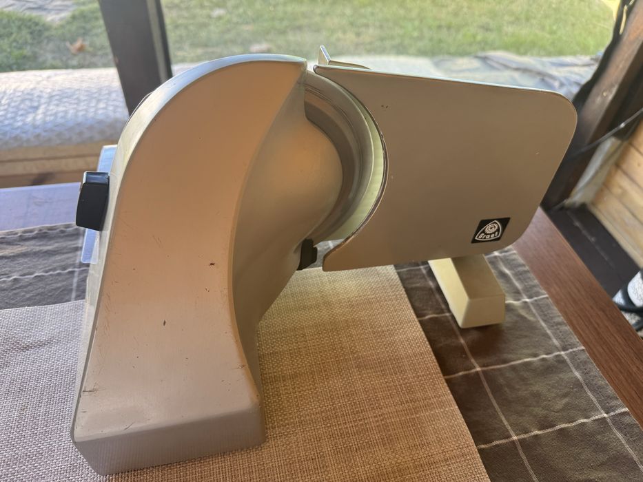 Електрически нож за рязане на колбаси