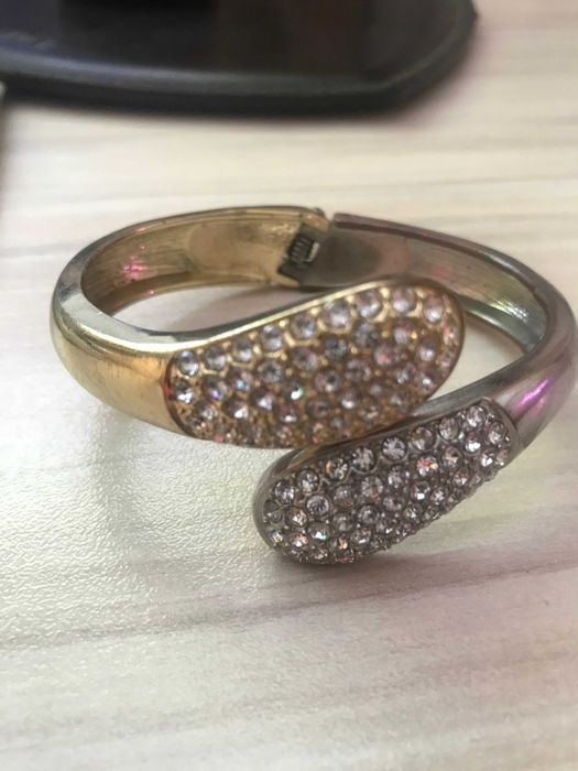 дамска гривна с камъни