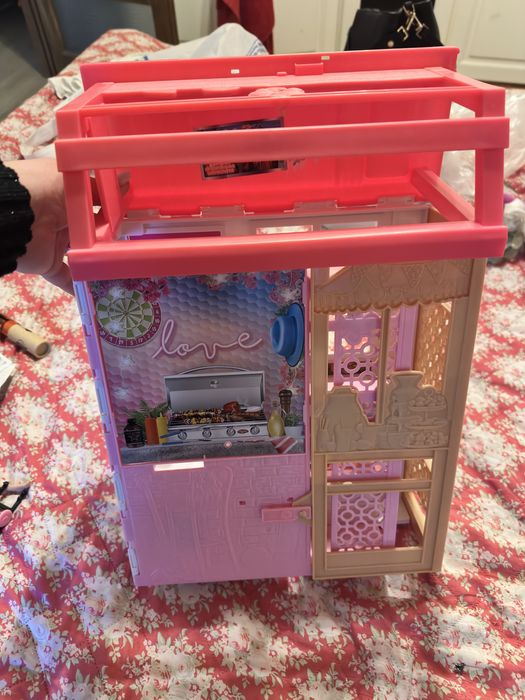 2 Papusi Barbie + casuta si mobilier