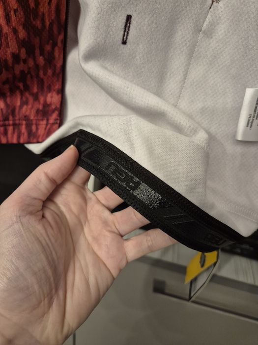 Jacheta hanorac bluza dama ciclism AGU noua cu etichetă masura XS
Un f