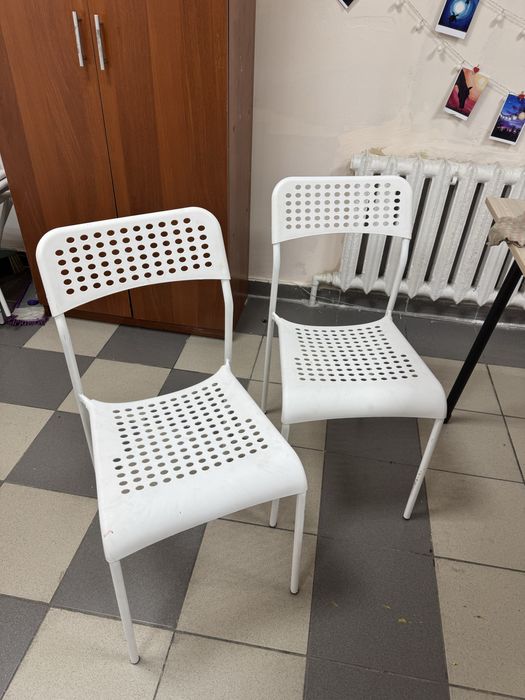 Продам 8 стульев белые