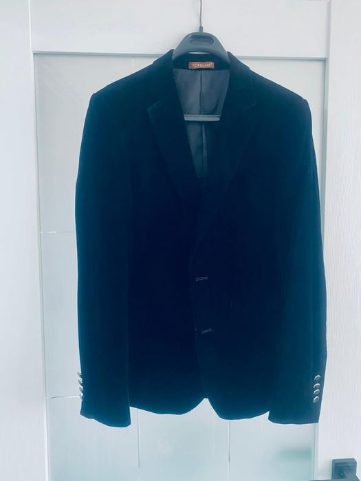 Продам черный костюм