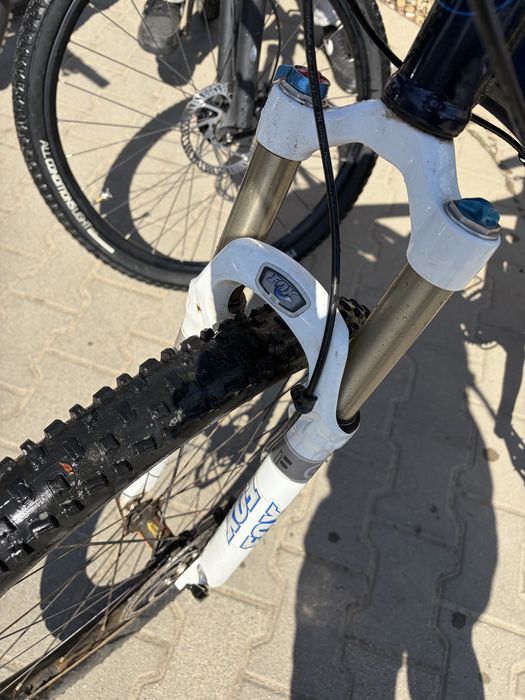 Bicicletă full suspension