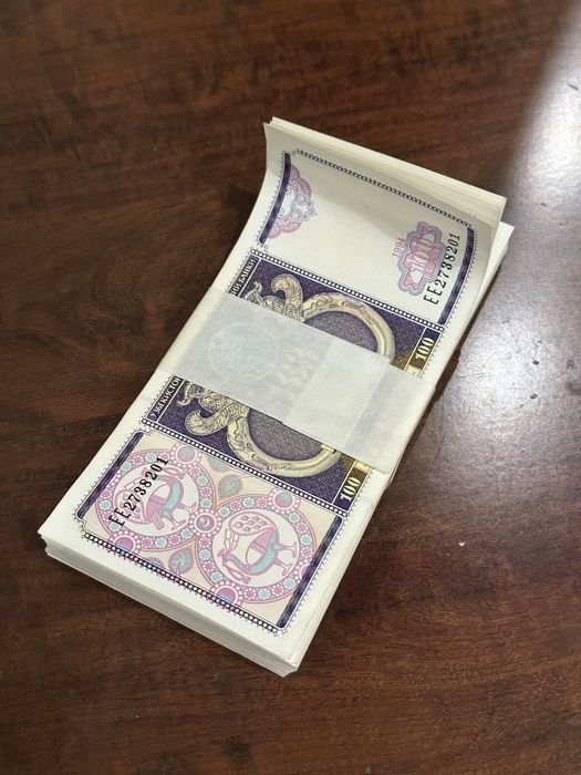 Бузилмаган бир пачка 100 сумлик