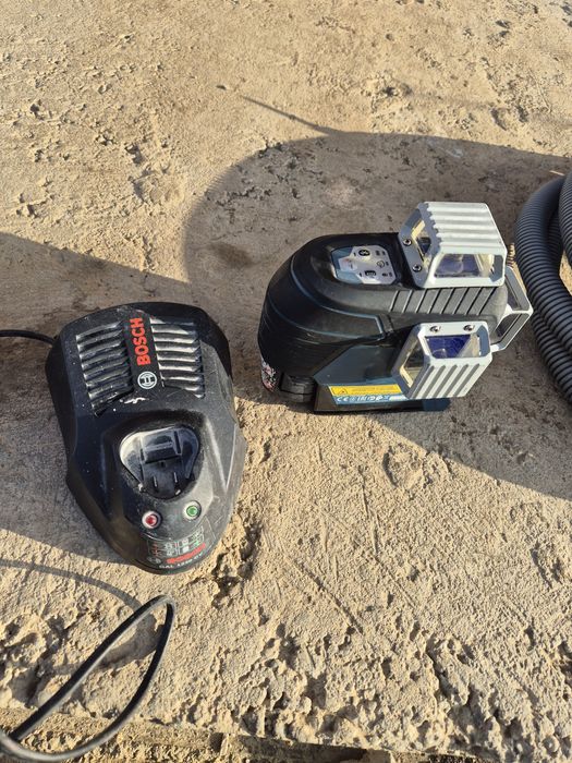 Laser bosch în 3 linii raza rosie