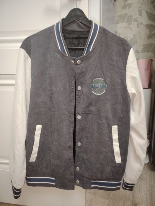 Продам кртку-бомбер Baldaud