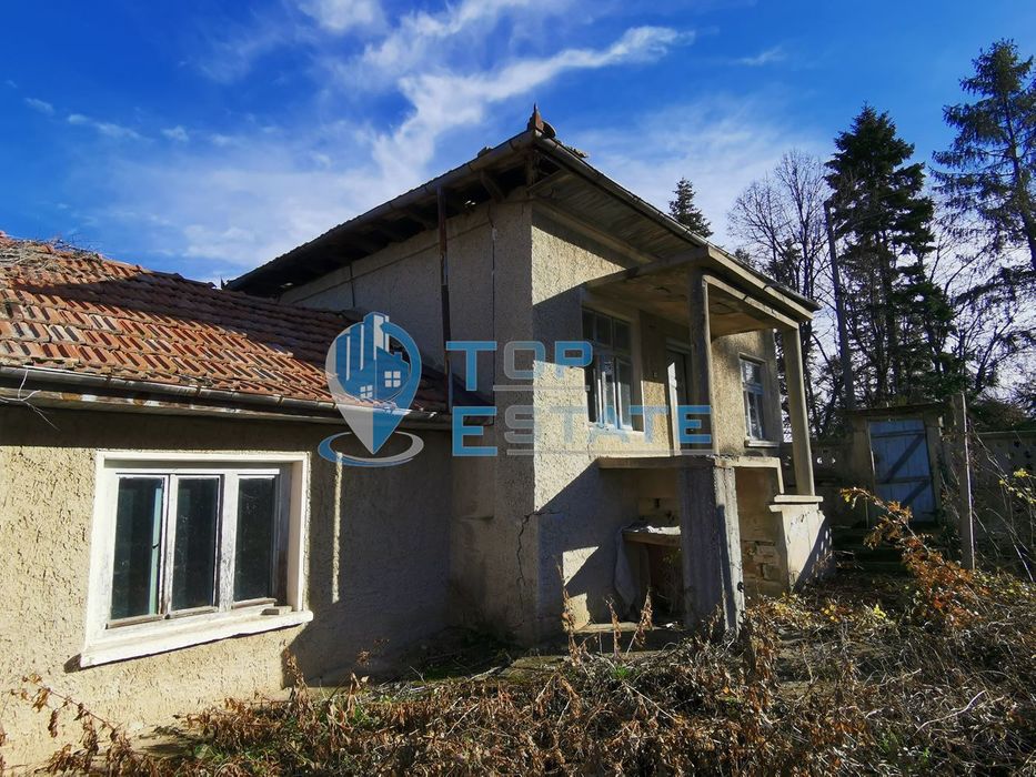 Къща с кладенец и голям двор в село Кавлак, област Велико Търново