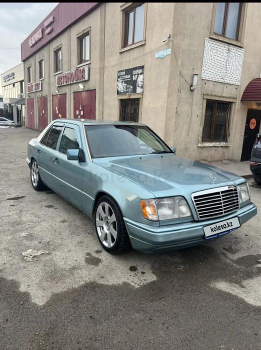 Продам на запчасть мерс W124