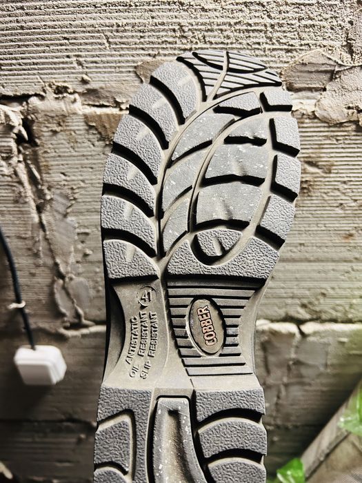 Продам спец обувъ новую