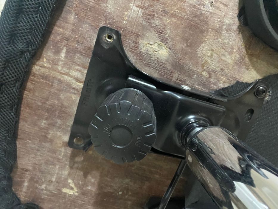 Продам регулирующий вертящий стул.