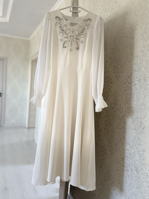 Белое платье с поясом