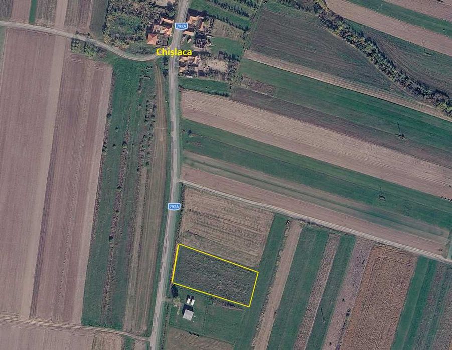 Teren 5.700 mp de vânzare în Chișlaca, jud. Arad, amplasat direct la șosea, într-o poziție foarte bună pentru investiție.
