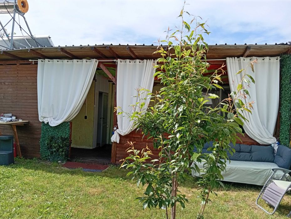 Дава бунгало с веранда, баня, кухня  до плаж в Кариани- 2800 евро/год.