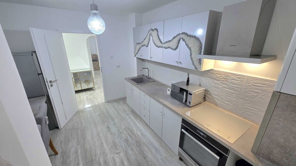 Inchiriez apartament 3 camere.