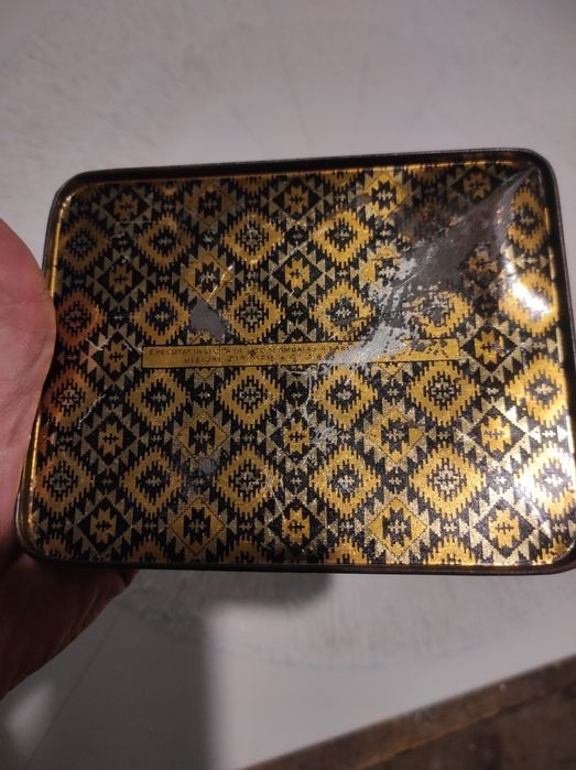 Cutie Vechie tutun regalista Tutun Regal