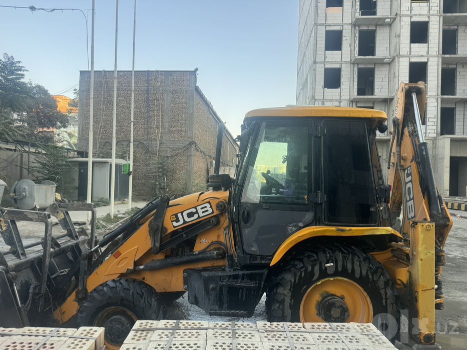 JCB 3CX | 2018 год | 12 600 м/ч | Отличное рабочее состояние