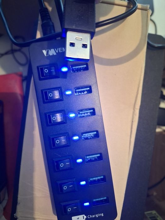 hub USB 3.0 de la VEMONT are 7 porturi, comutatoare individuale