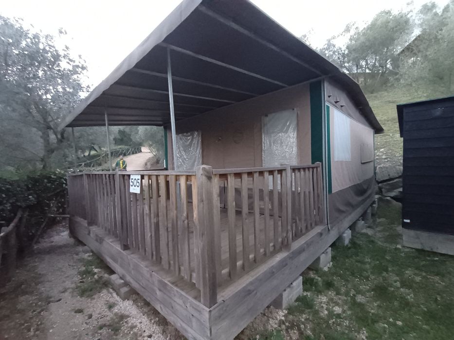 Бунгало от метална конструкция, венил и декинг