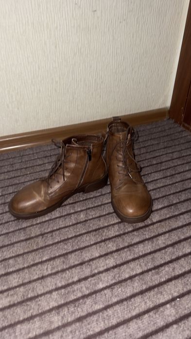 Продам демисезонные женские ботинки