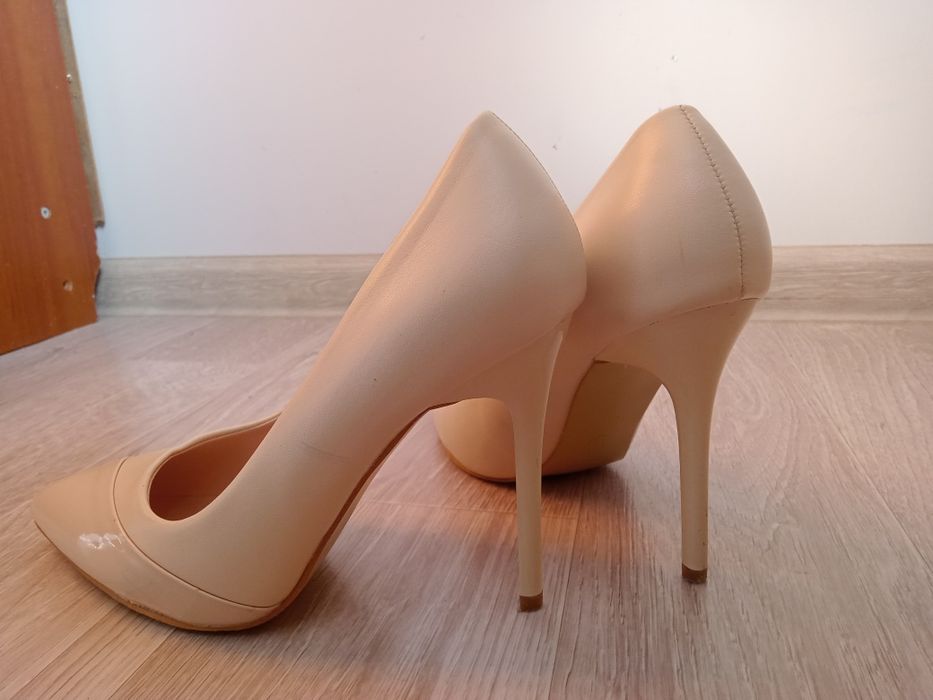 Туфли каблук 36размер бежевый цвет,