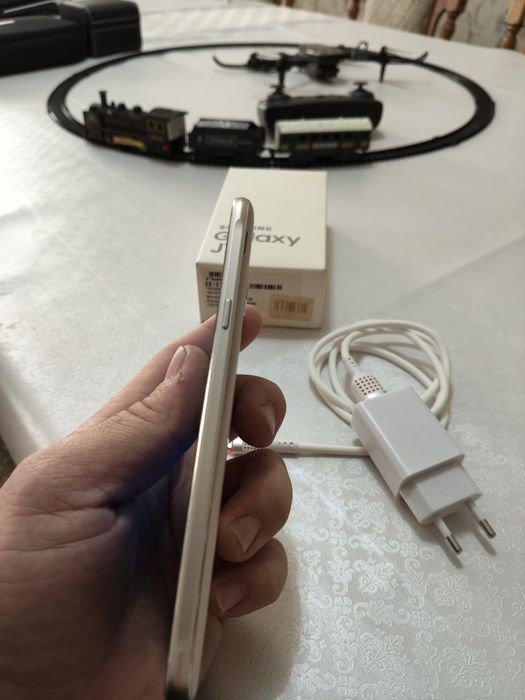 Продам Samsung J7 2016