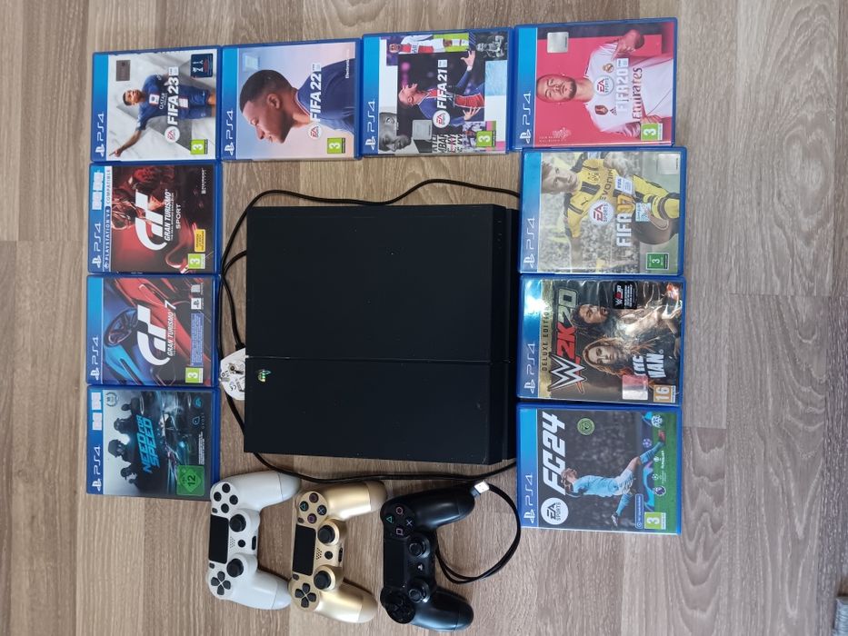 PS4 + 3 контролера + 10 игри