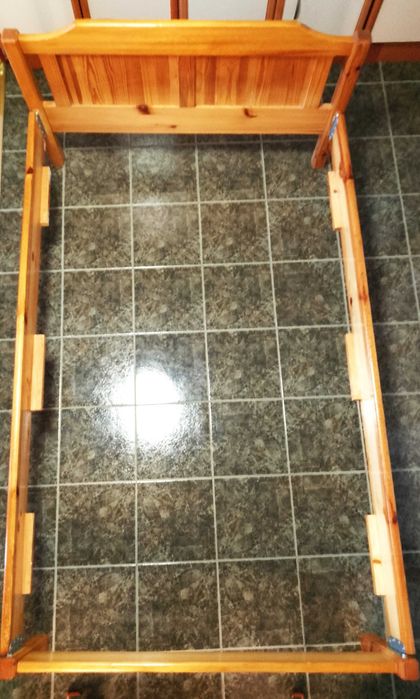 Спалня дърво.Масив.114/190см.Стабилна,здрава.Без матрак.