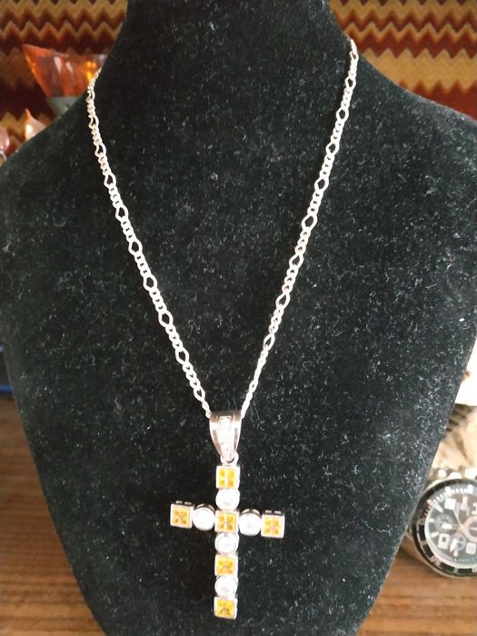 Дизайнерски сребърен кръст с цитрини и циркони на сребърен синджир