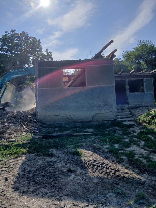Execut lucrari de demolari case  fundatii de gard anexe grajduri