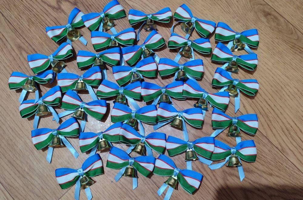 Значки узбекского флага.