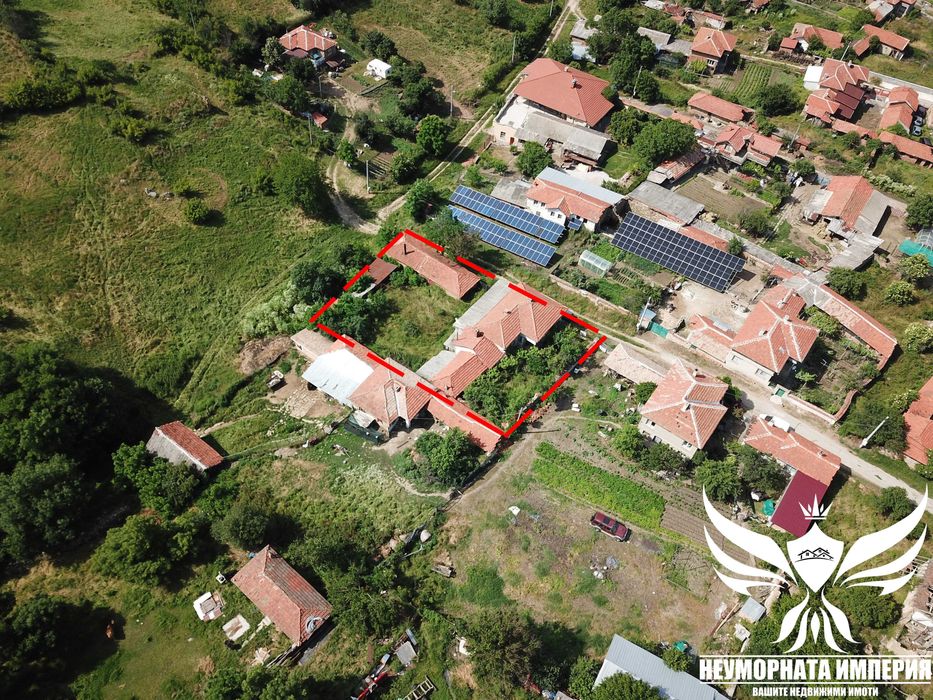 Продавам къща с постройки 250РЗП с 980кв. двор с.Динево