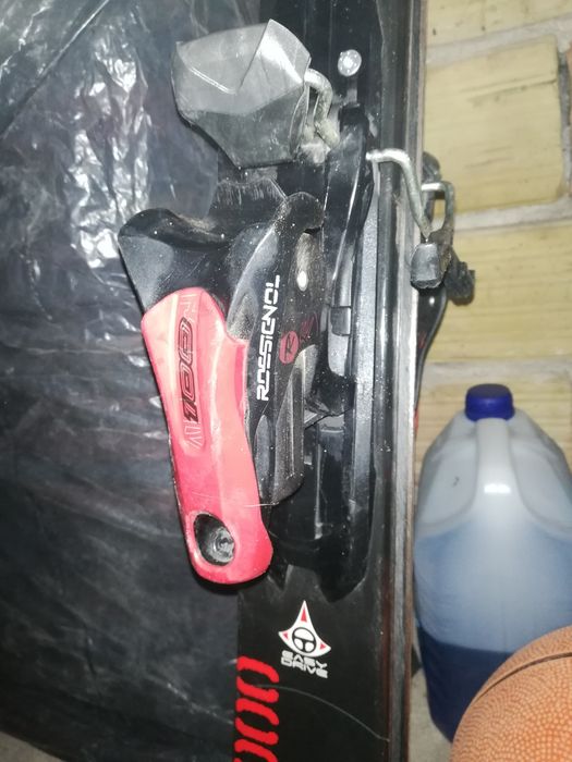 Два чифта ски различни размери